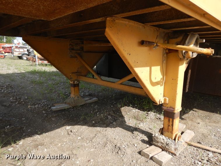 image for item KU9583 1975 Trail Mobile D11P-1CAW  dry van trailer with generator