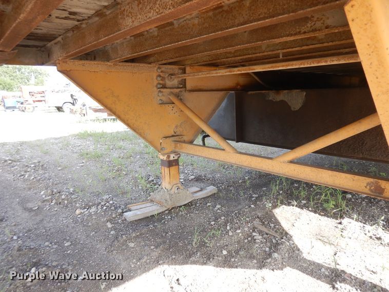 image for item KU9583 1975 Trail Mobile D11P-1CAW  dry van trailer with generator