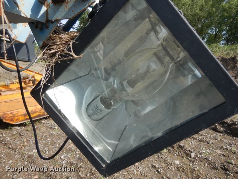 image for item KU9586 2004 Genie TML-4000N  light plant