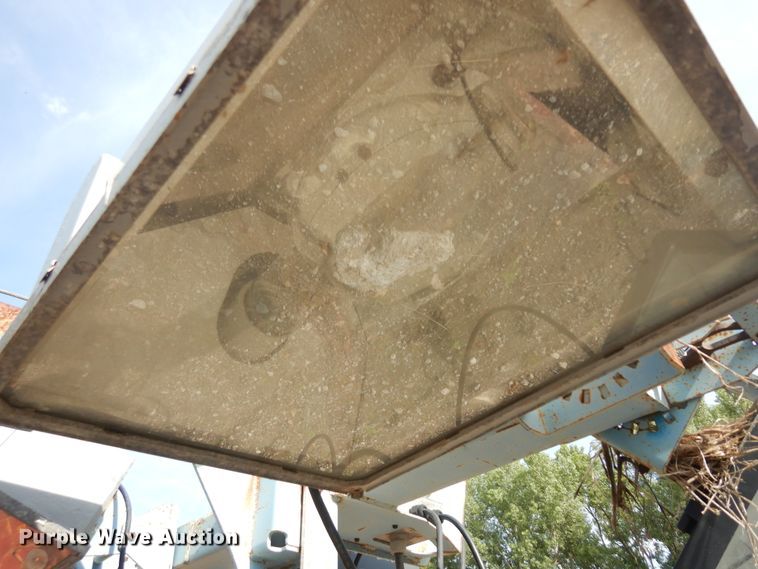 image for item KU9586 2004 Genie TML-4000N  light plant