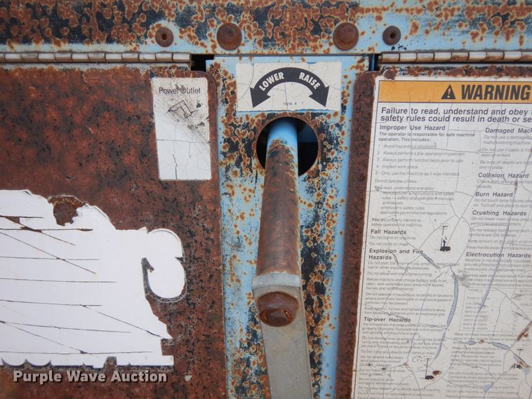 image for item KU9586 2004 Genie TML-4000N  light plant