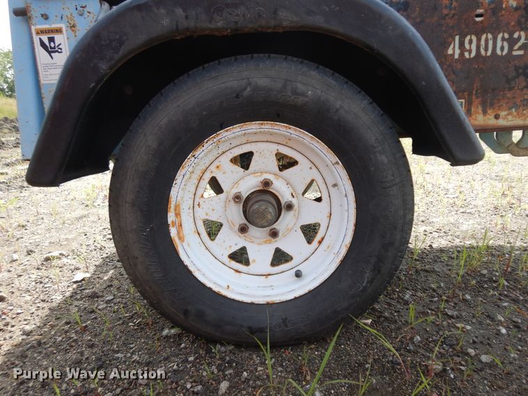 image for item KU9586 2004 Genie TML-4000N  light plant