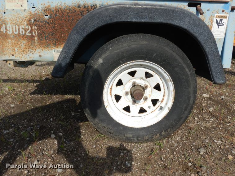 image for item KU9586 2004 Genie TML-4000N  light plant