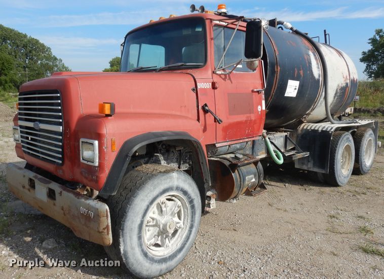 image for item KU9601 1989 Ford LT8000  tank truck