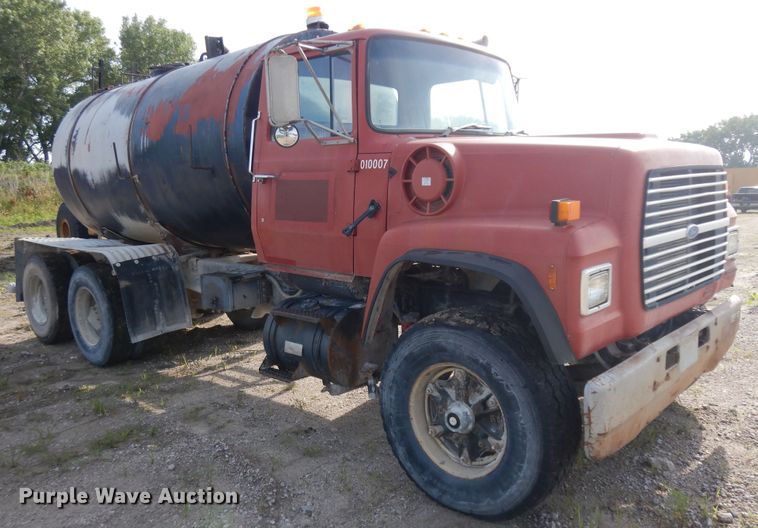 image for item KU9601 1989 Ford LT8000  tank truck