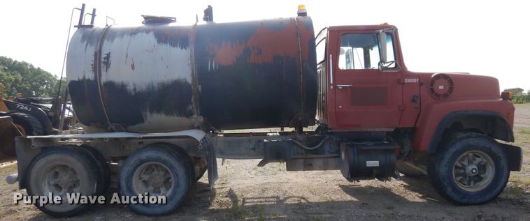 image for item KU9601 1989 Ford LT8000  tank truck