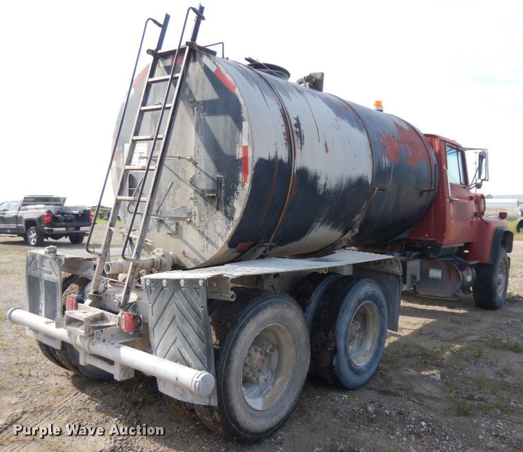 image for item KU9601 1989 Ford LT8000  tank truck
