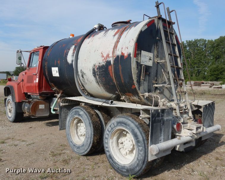 image for item KU9601 1989 Ford LT8000  tank truck