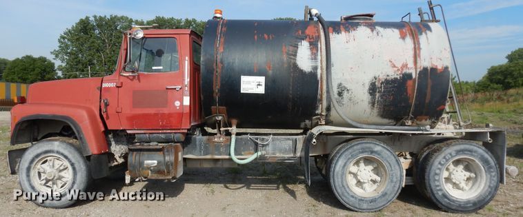 image for item KU9601 1989 Ford LT8000  tank truck