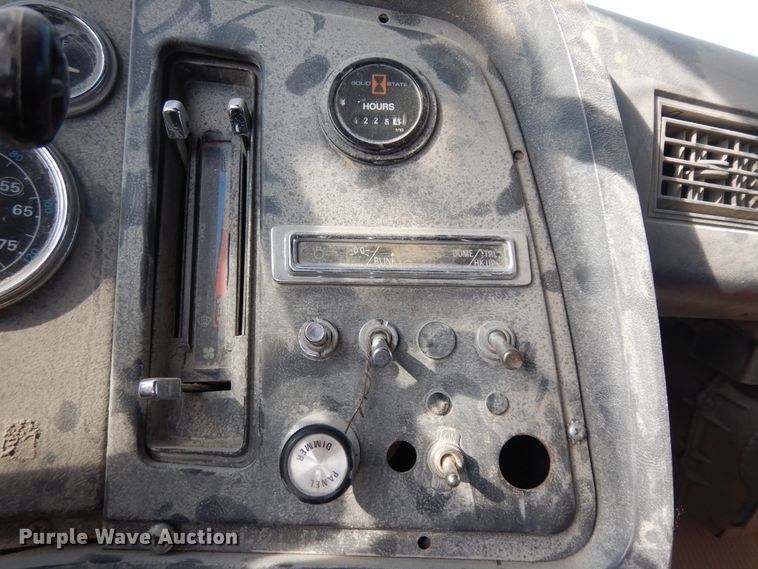 image for item KU9601 1989 Ford LT8000  tank truck