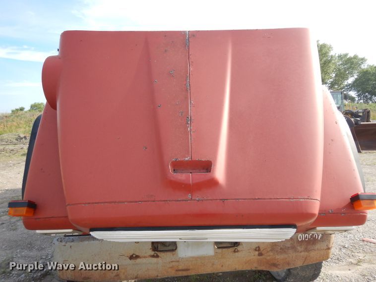 image for item KU9601 1989 Ford LT8000  tank truck