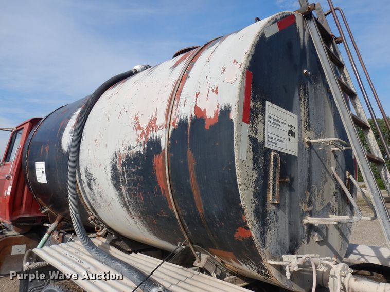 image for item KU9601 1989 Ford LT8000  tank truck