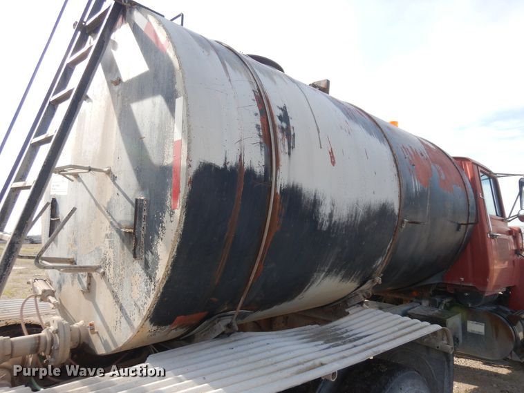 image for item KU9601 1989 Ford LT8000  tank truck