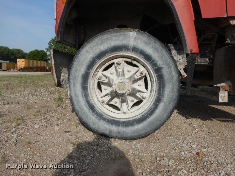 image for item KU9601 1989 Ford LT8000  tank truck