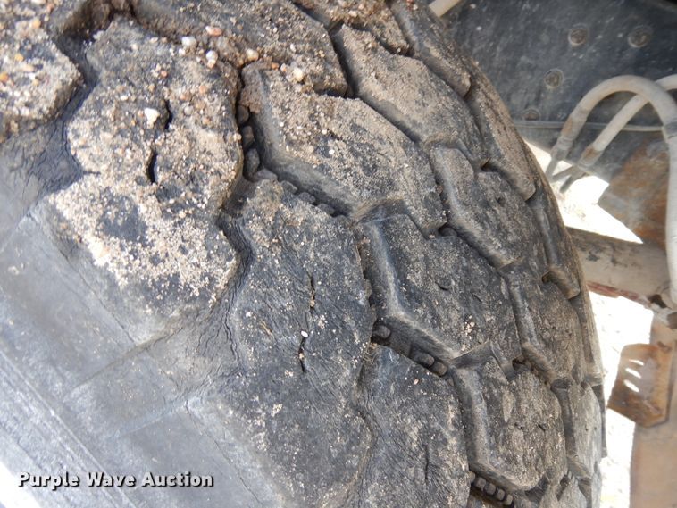 image for item KU9601 1989 Ford LT8000  tank truck