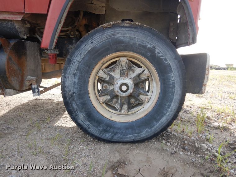 image for item KU9601 1989 Ford LT8000  tank truck