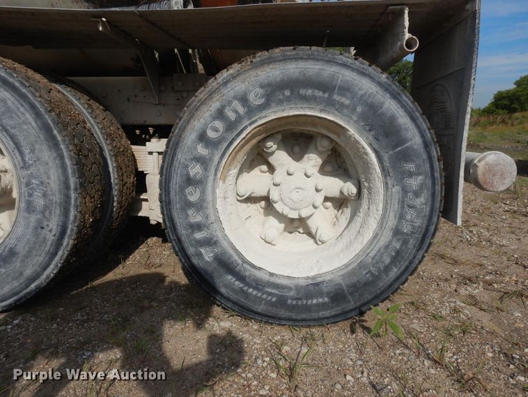 image for item KU9601 1989 Ford LT8000  tank truck