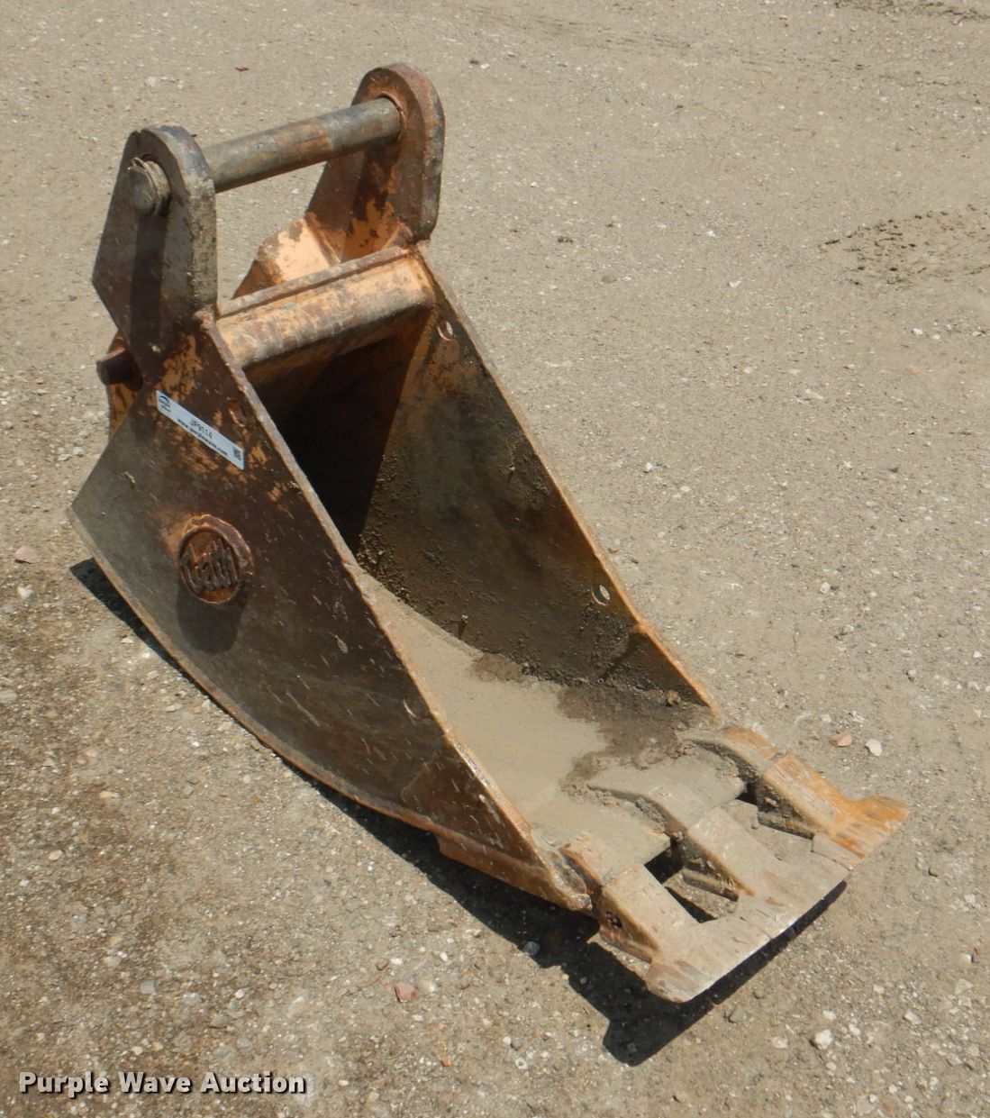 Geith excavator bucket in Pleasant Hill, IA Item JF9114 sold Purple