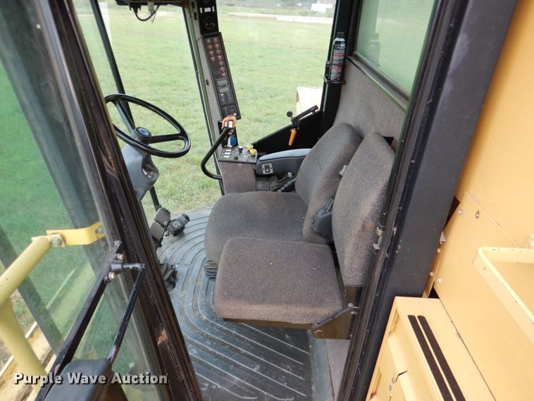 image for item DL3323 1999 New Holland TR99  combine