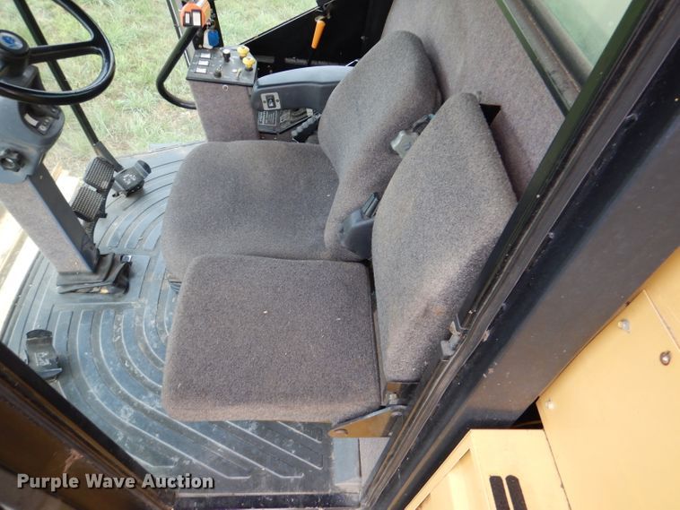 image for item DL3323 1999 New Holland TR99  combine