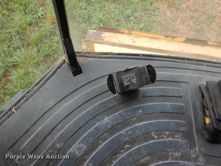 image for item DL3323 1999 New Holland TR99  combine