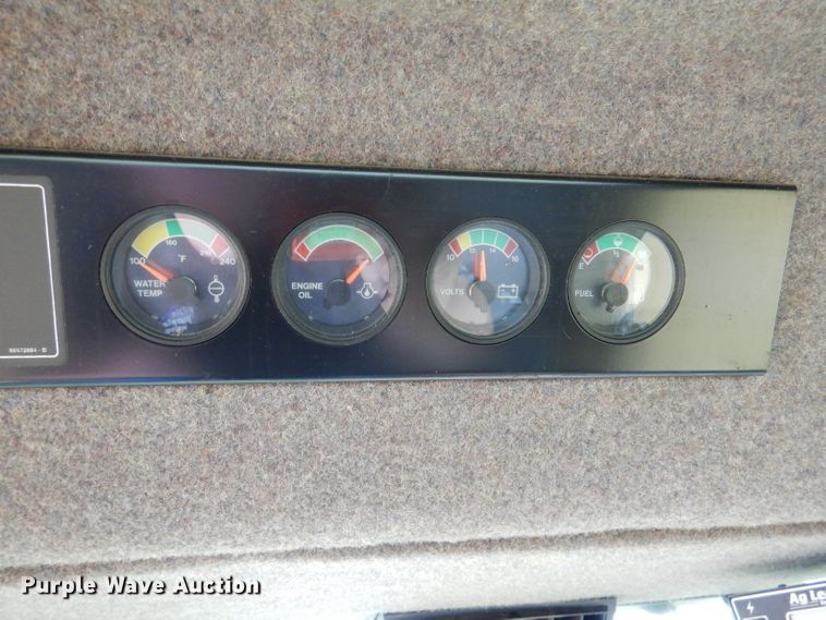 image for item DL3323 1999 New Holland TR99  combine