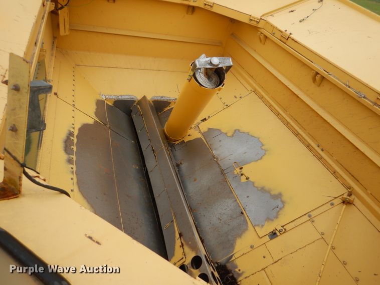 image for item DL3323 1999 New Holland TR99  combine