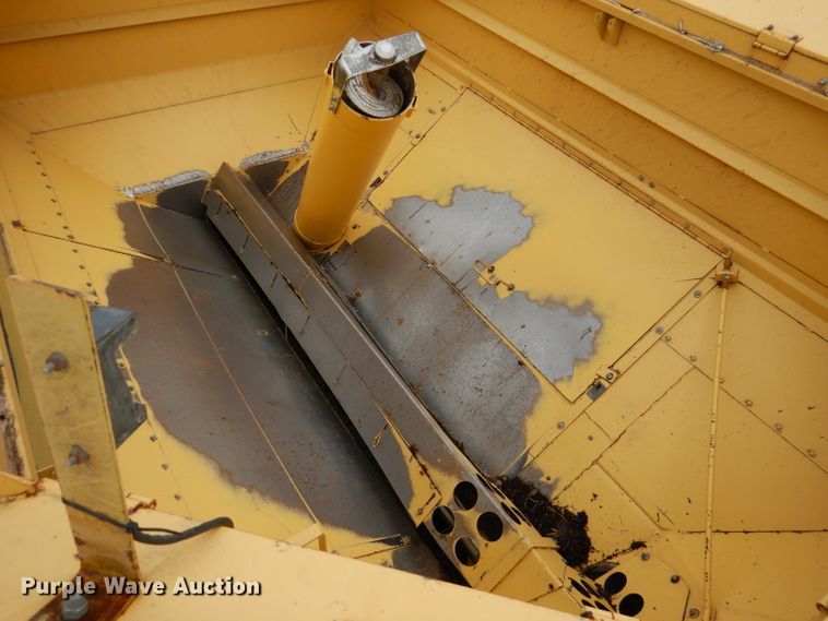 image for item DL3323 1999 New Holland TR99  combine