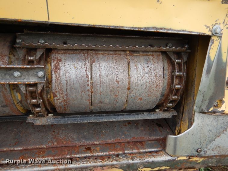 image for item DL3323 1999 New Holland TR99  combine