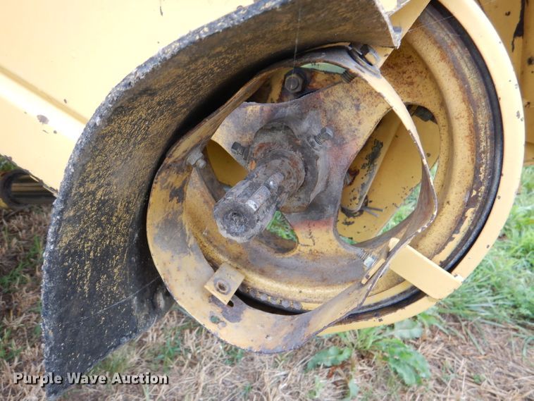 image for item DL3323 1999 New Holland TR99  combine