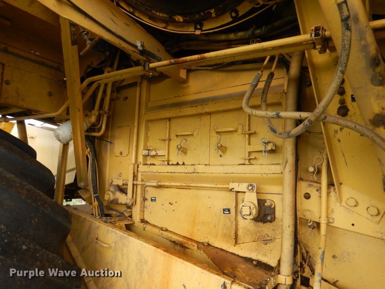 image for item DL3323 1999 New Holland TR99  combine