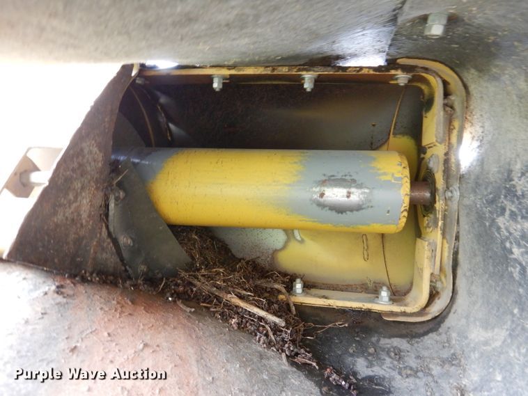 image for item DL3323 1999 New Holland TR99  combine