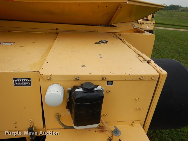 image for item DL3323 1999 New Holland TR99  combine