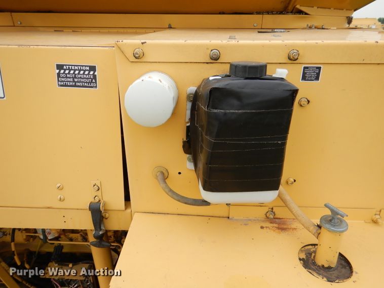image for item DL3323 1999 New Holland TR99  combine