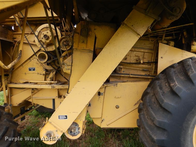 image for item DL3323 1999 New Holland TR99  combine