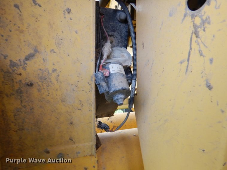 image for item DL3323 1999 New Holland TR99  combine