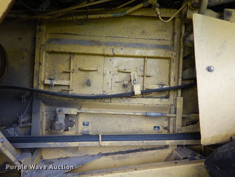 image for item DL3323 1999 New Holland TR99  combine