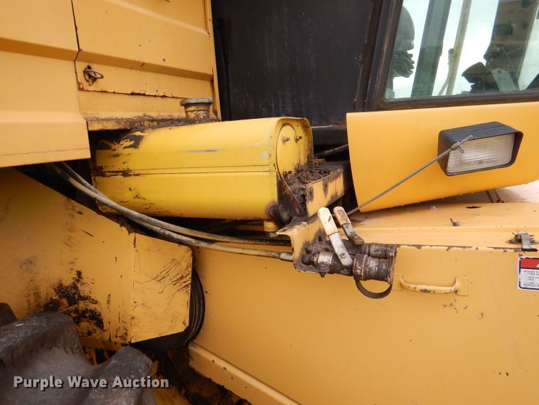 image for item DL3323 1999 New Holland TR99  combine