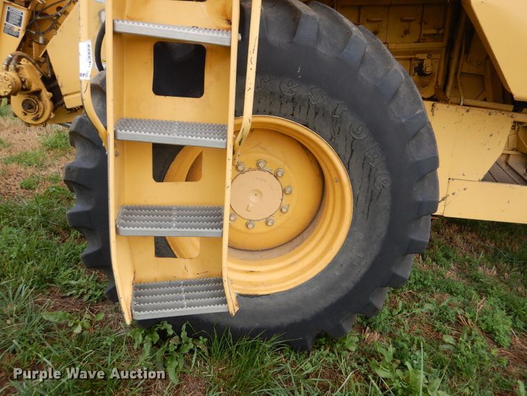 image for item DL3323 1999 New Holland TR99  combine