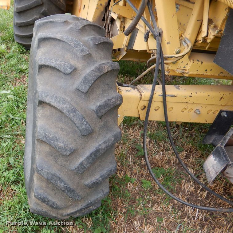 image for item DL3323 1999 New Holland TR99  combine