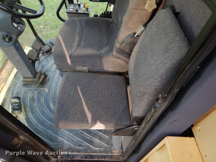 image for item DL3324 1997 New Holland TR98  combine