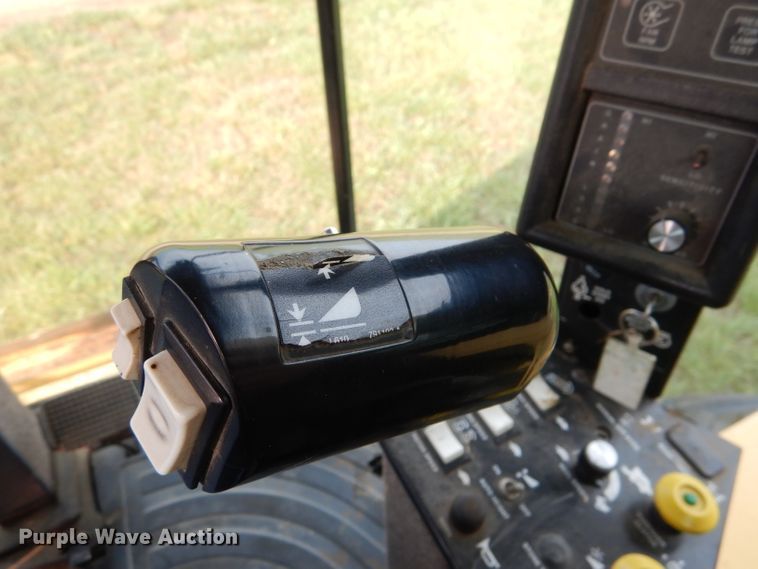 image for item DL3324 1997 New Holland TR98  combine