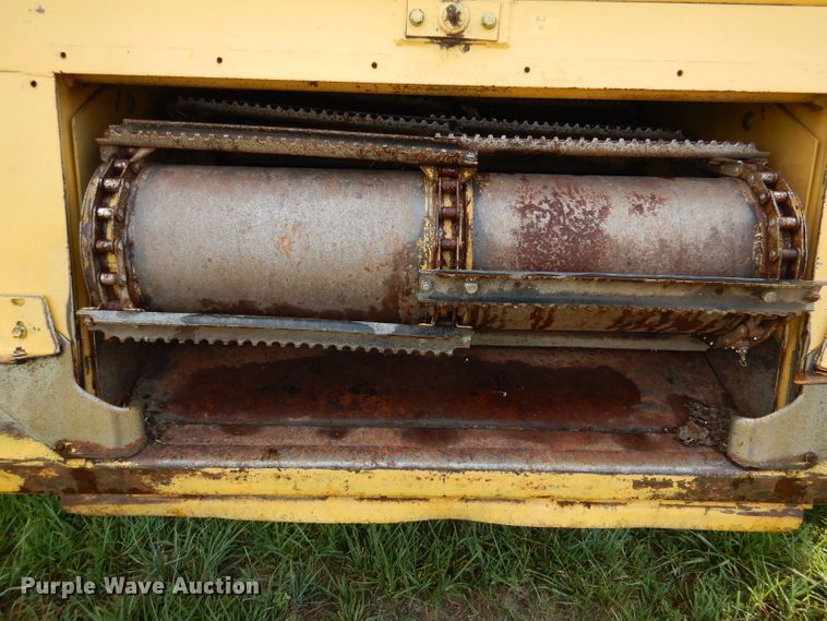 image for item DL3324 1997 New Holland TR98  combine