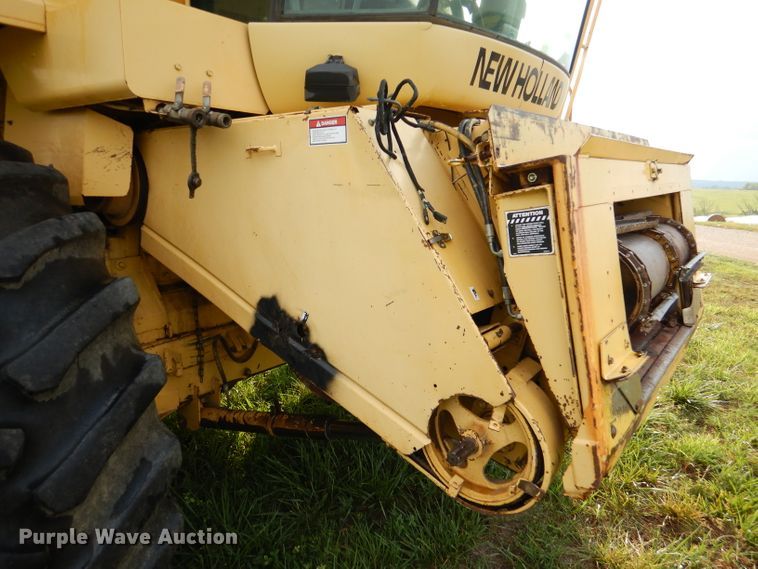 image for item DL3324 1997 New Holland TR98  combine