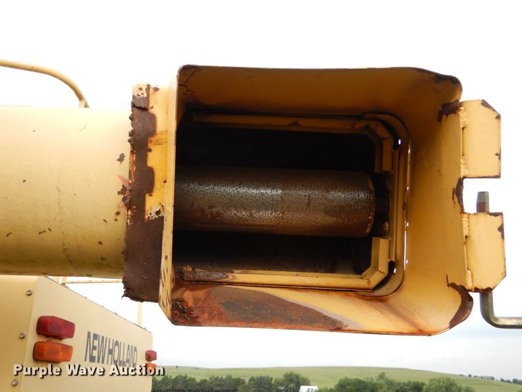 image for item DL3324 1997 New Holland TR98  combine