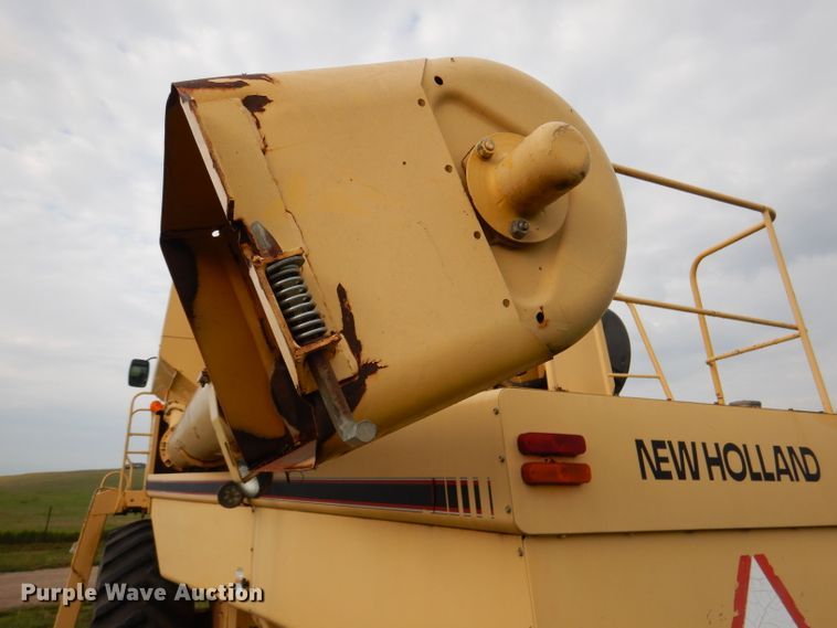 image for item DL3324 1997 New Holland TR98  combine