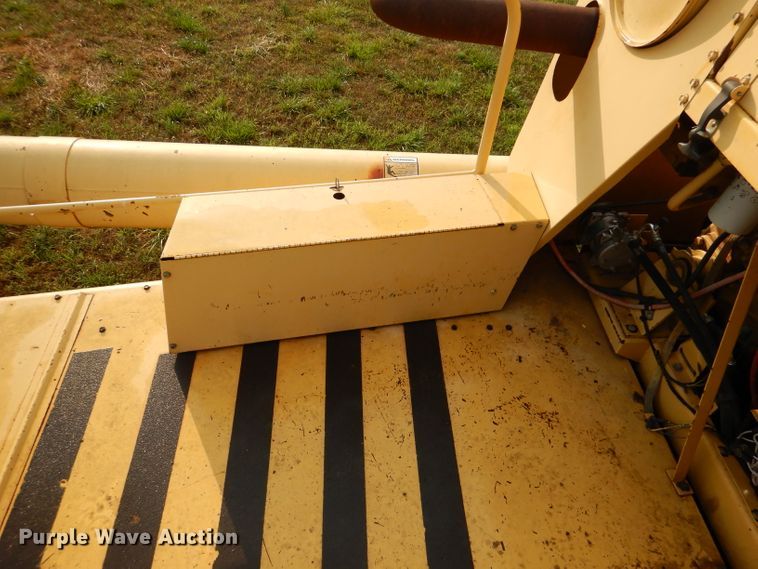 image for item DL3324 1997 New Holland TR98  combine