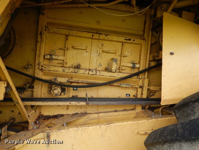 image for item DL3324 1997 New Holland TR98  combine