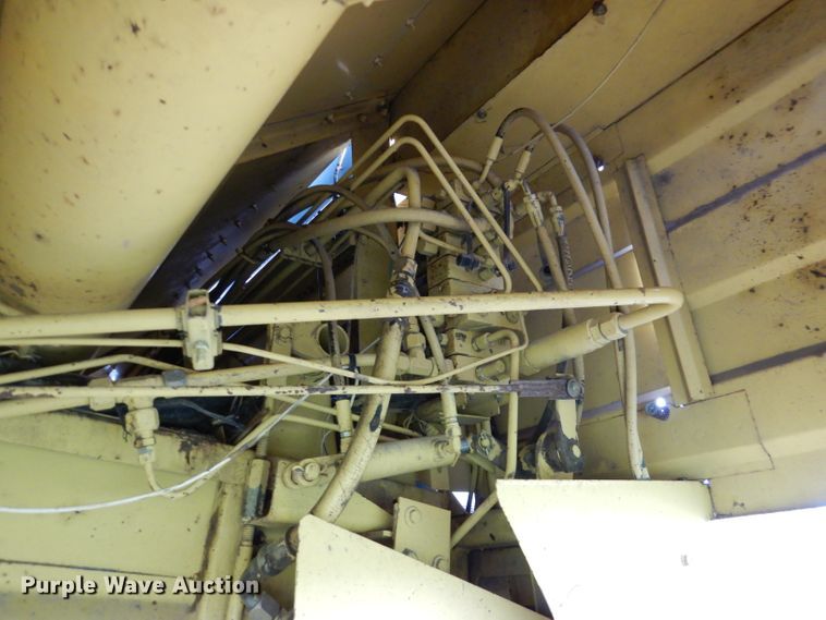 image for item DL3324 1997 New Holland TR98  combine