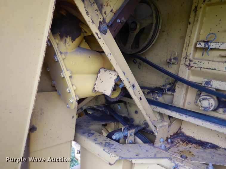 image for item DL3324 1997 New Holland TR98  combine